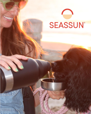 SEASSUN Dog Water Bottle and Dog Walking Bag with Mobile Phone Holder – 950Ml Insulated Dog Drink Bottle with Two Detachable Dog Bowls & Neoprene Adjustable Crossbody Bag with Dog Treat Pouch