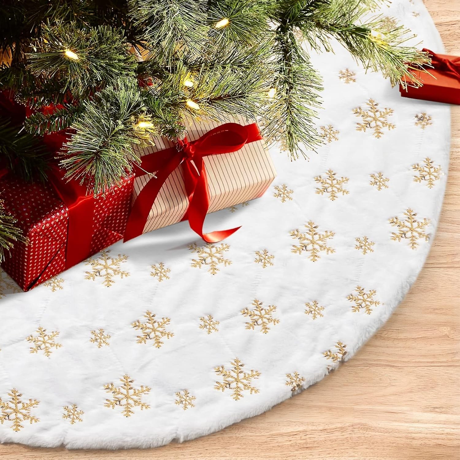 Christmas Tree Skirt, 48″ Large White&Gold Luxury Faux Fur Tree Skirt with Snowflakes Super Soft Thick Plush Tree Skirt for Xmas Tree Decoration (Golden, 48Inch/122Cm)